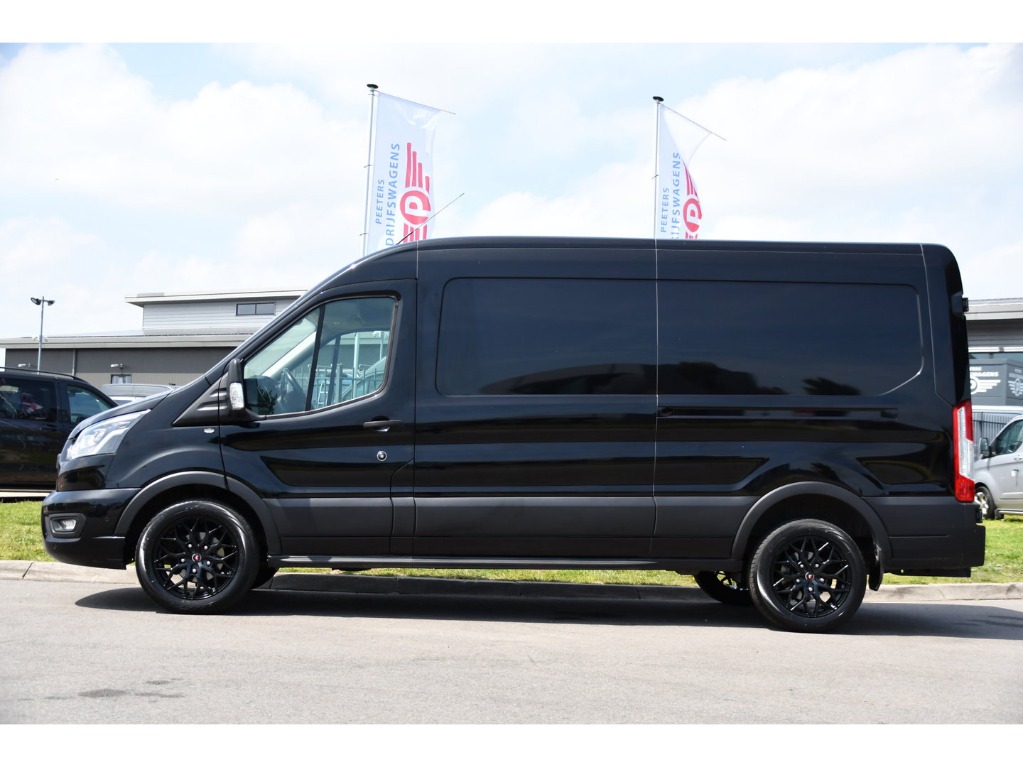 Ford Transit 350 2.0 TDCI L3H2 Limited Black Edition Camera, Cruise, Carplay, 185pk, Xenon, Automaat, Trekhaak, Multimedia, Sensoren, Uniek!