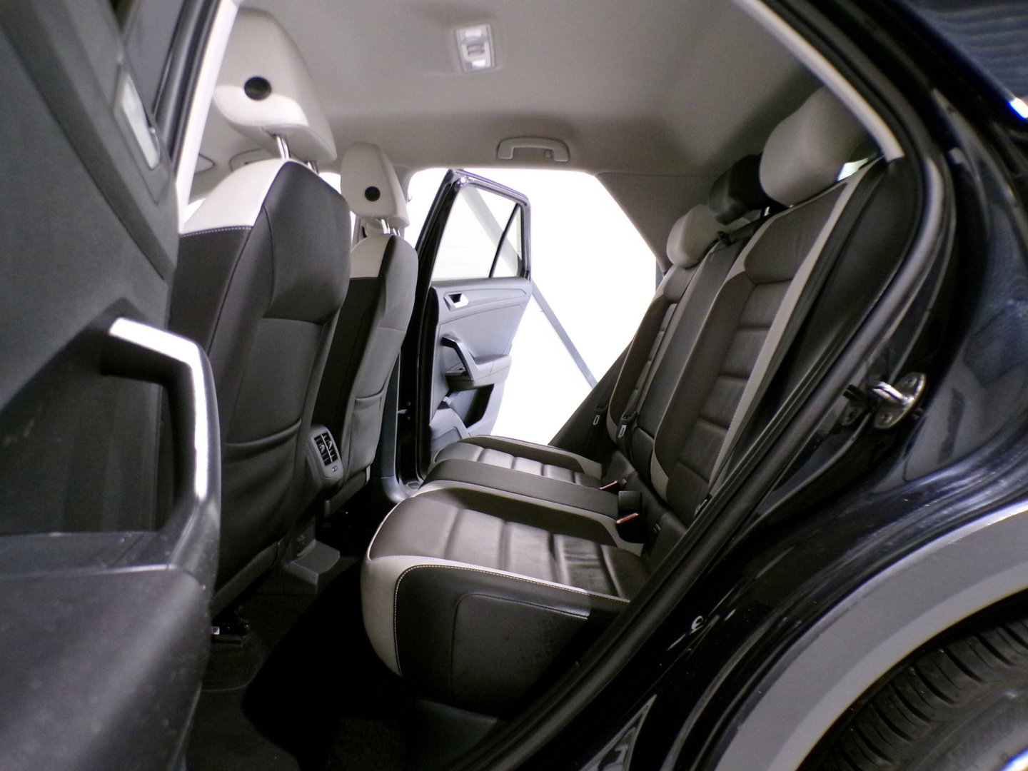 Volkswagen T-Roc 1.0 TSI R-Line Sport Apple-Carplay Full-LED Stoelverwarming Leer Parkeersensoren Adaptive-cruise Android-Auto