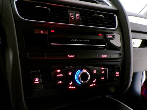 Audi A4 Avant 1.8 TFSI S-Line Edition Trekhaak Stoelverwarming Xenon-LED Bluetooth Parkeersensoren Navigatie Cruise-control