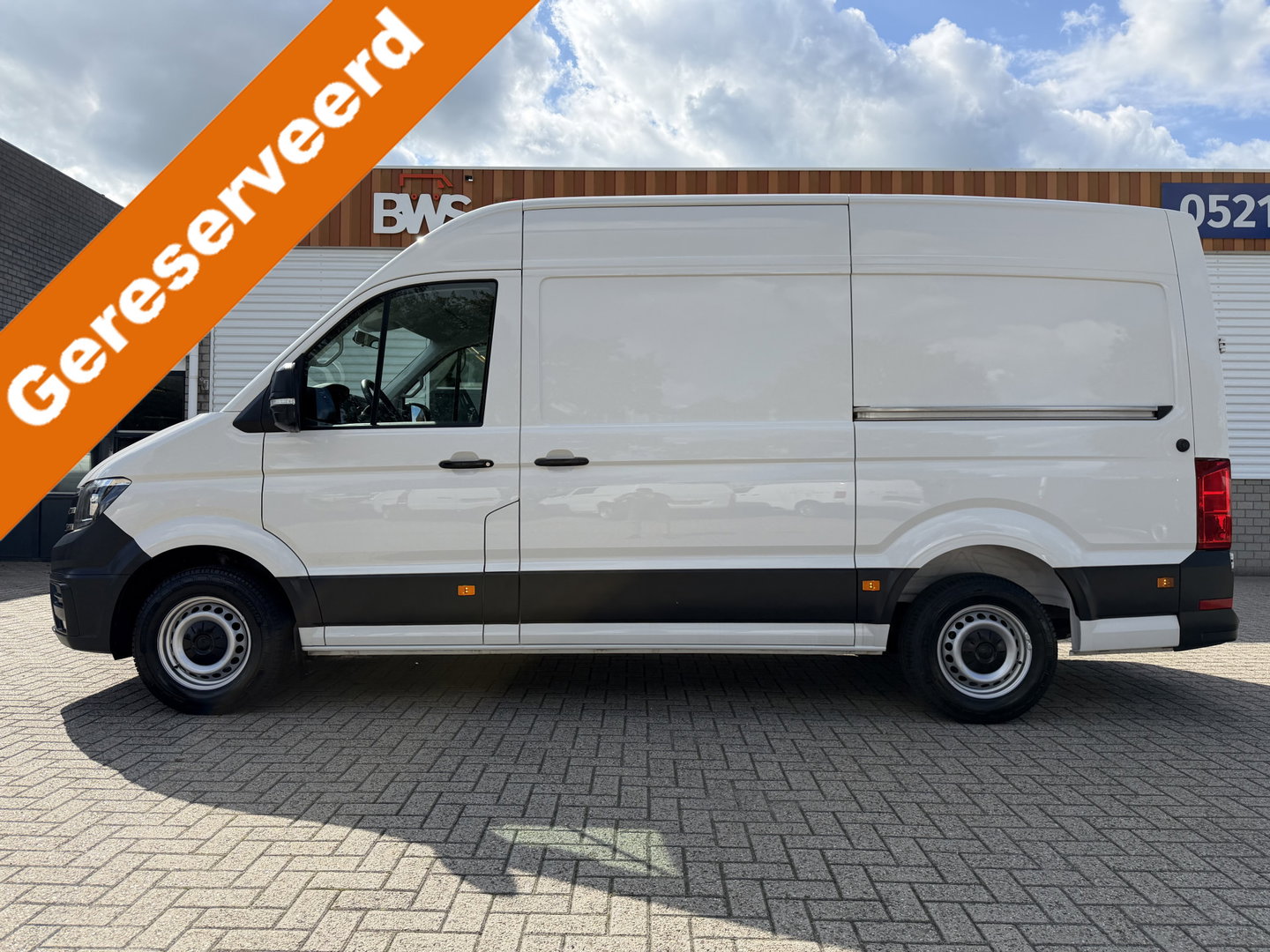Volkswagen Crafter 35 2.0 TDI 177pk L3H3 ( L2H2 ) Comfortline / vaste prijs rijklaar € 23.950 ex btw / euro 6 / lease vanaf € 391 / dubbele schuifdeur / ramen rondom / airco / cruise / navi / camera !
