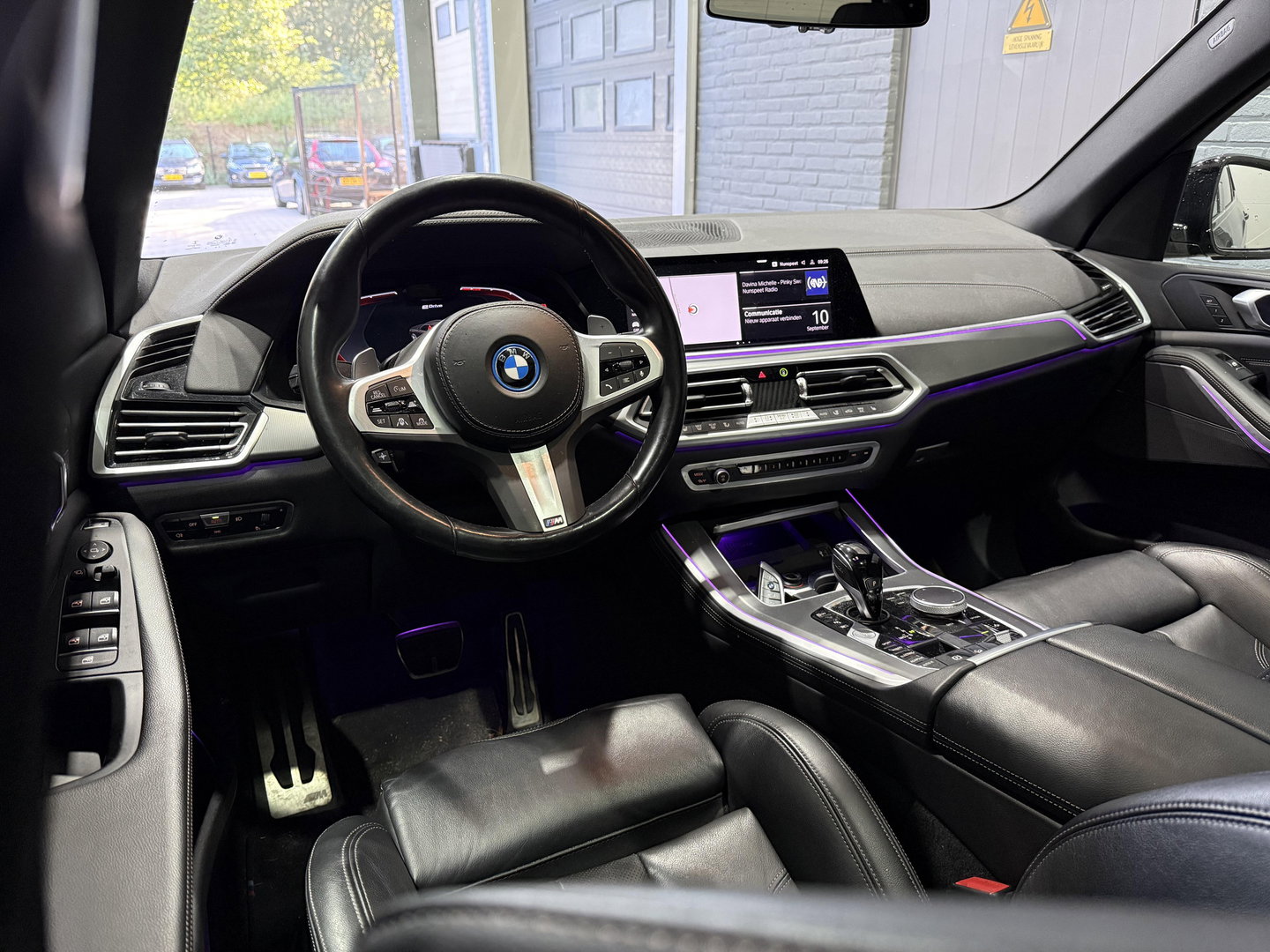 BMW X5 xDrive45e High Executive | Luchtvering | Panoramadak | M Sportpakket | Head-Up | Trekhaak | BMW Laserlicht | Comfort Access | 20" M Velgen