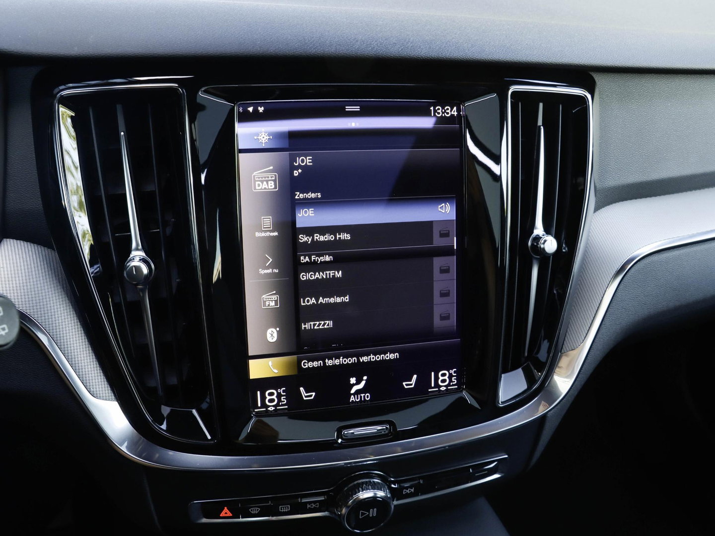 Volvo V60 T8 Recharge AWD R-Design Pano | HarmanKardon | Ak. Glas | Trekhaak | Head Up
