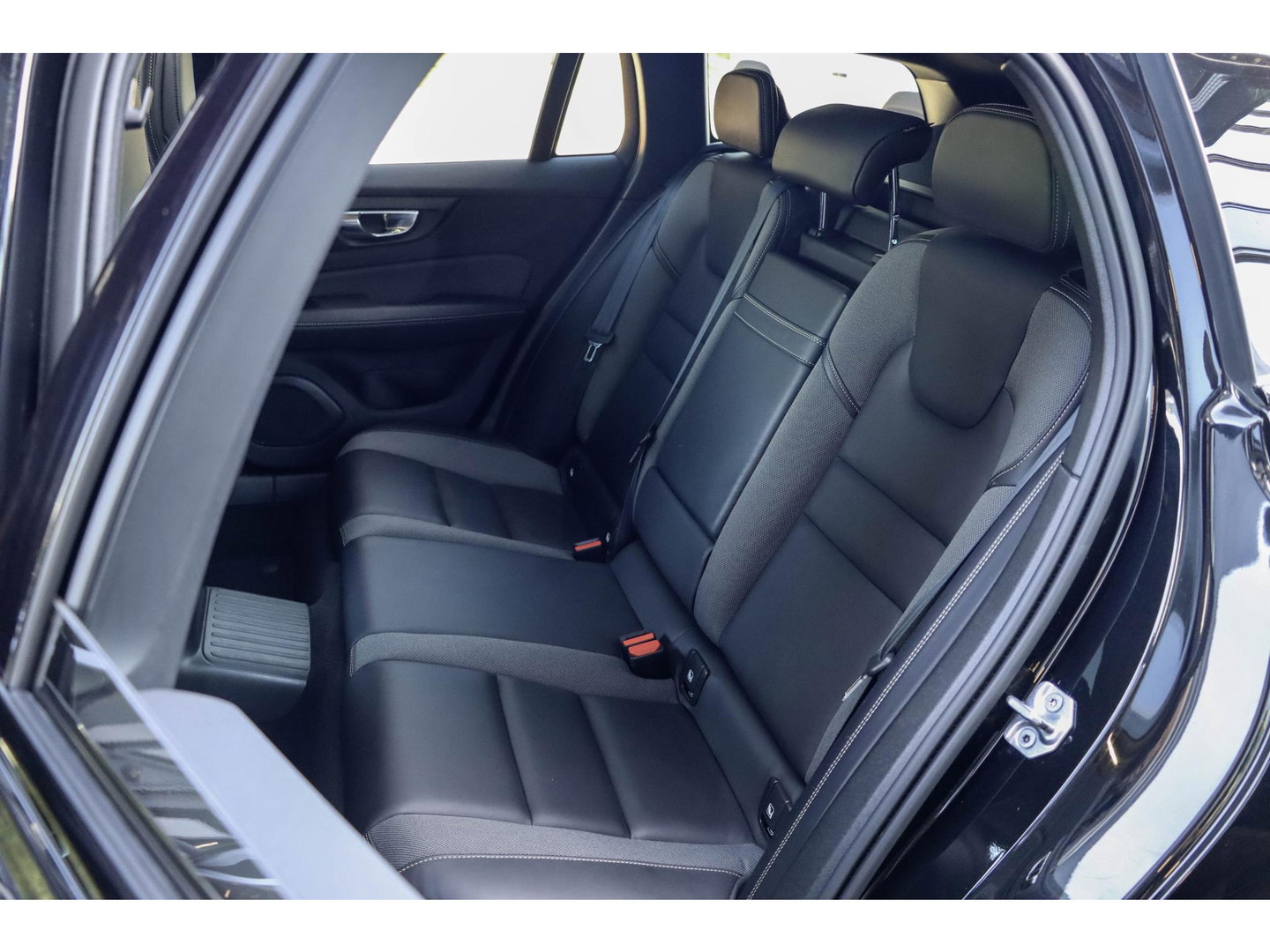 Volvo V60 T8 Recharge AWD R-Design Pano | HarmanKardon | Ak. Glas | Trekhaak | Head Up