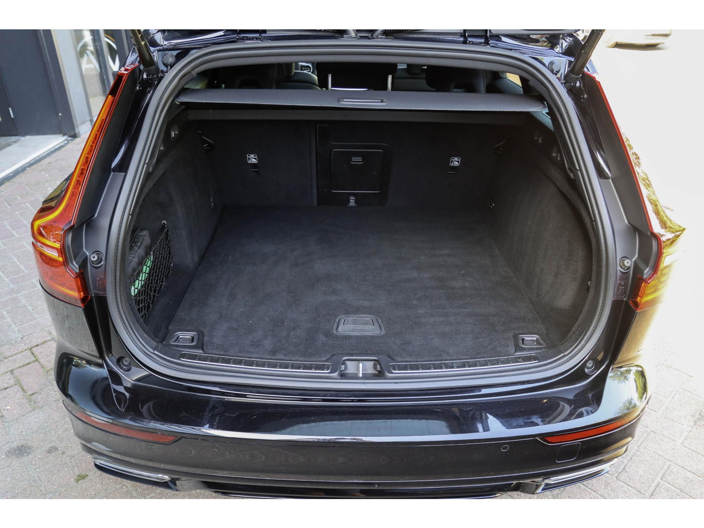 Volvo V60 T8 Recharge AWD R-Design Pano | HarmanKardon | Ak. Glas | Trekhaak | Head Up