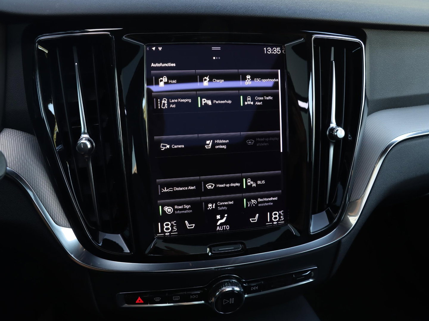 Volvo V60 T8 Recharge AWD R-Design Pano | HarmanKardon | Ak. Glas | Trekhaak | Head Up