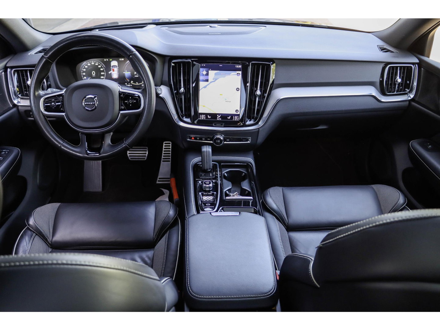 Volvo V60 T8 Recharge AWD R-Design Pano | HarmanKardon | Ak. Glas | Trekhaak | Head Up