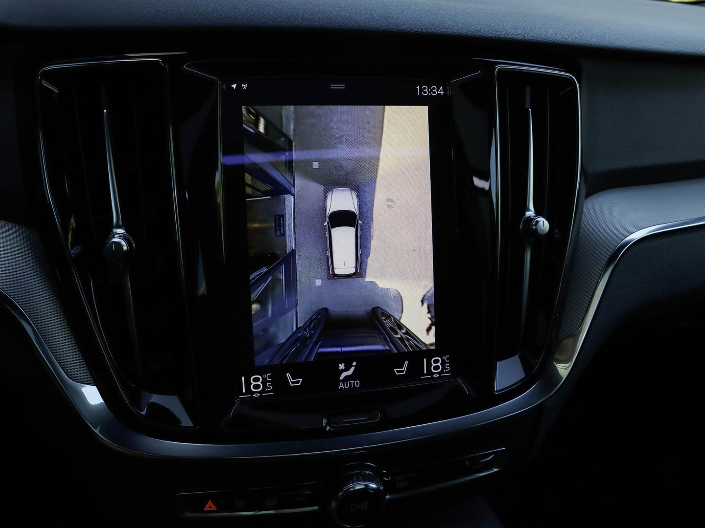 Volvo V60 T8 Recharge AWD R-Design Pano | HarmanKardon | Ak. Glas | Trekhaak | Head Up