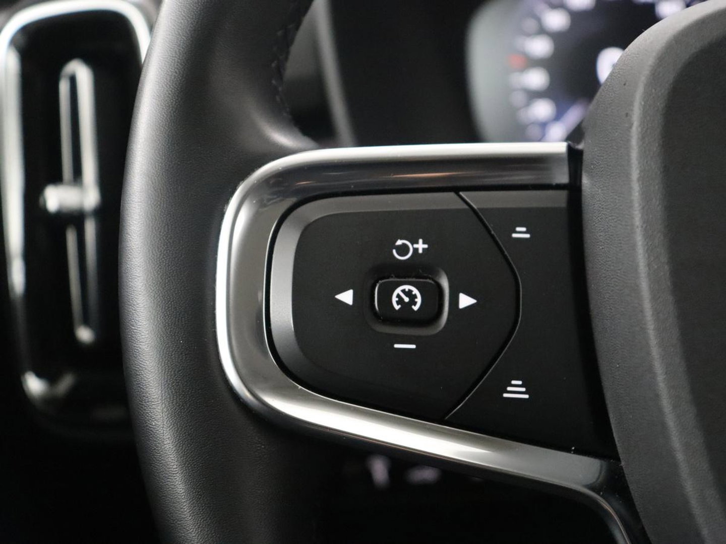 Volvo XC40 1.5 T4 Plug-in hybrid Ultimate Dark
