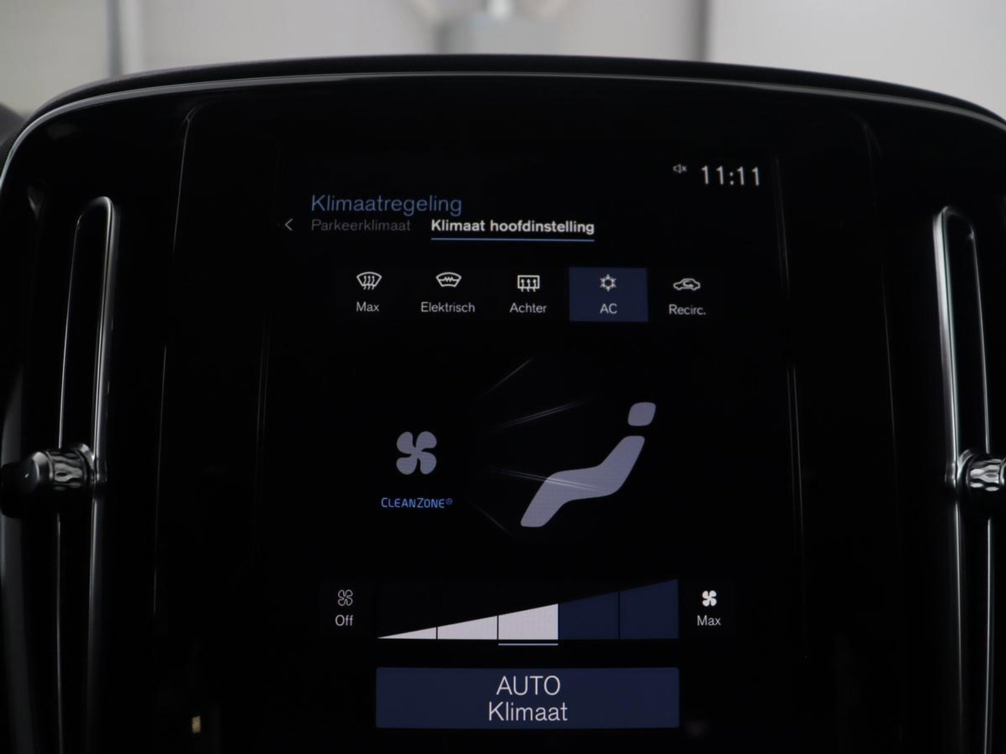 Volvo XC40 1.5 T4 Plug-in hybrid Ultimate Dark
