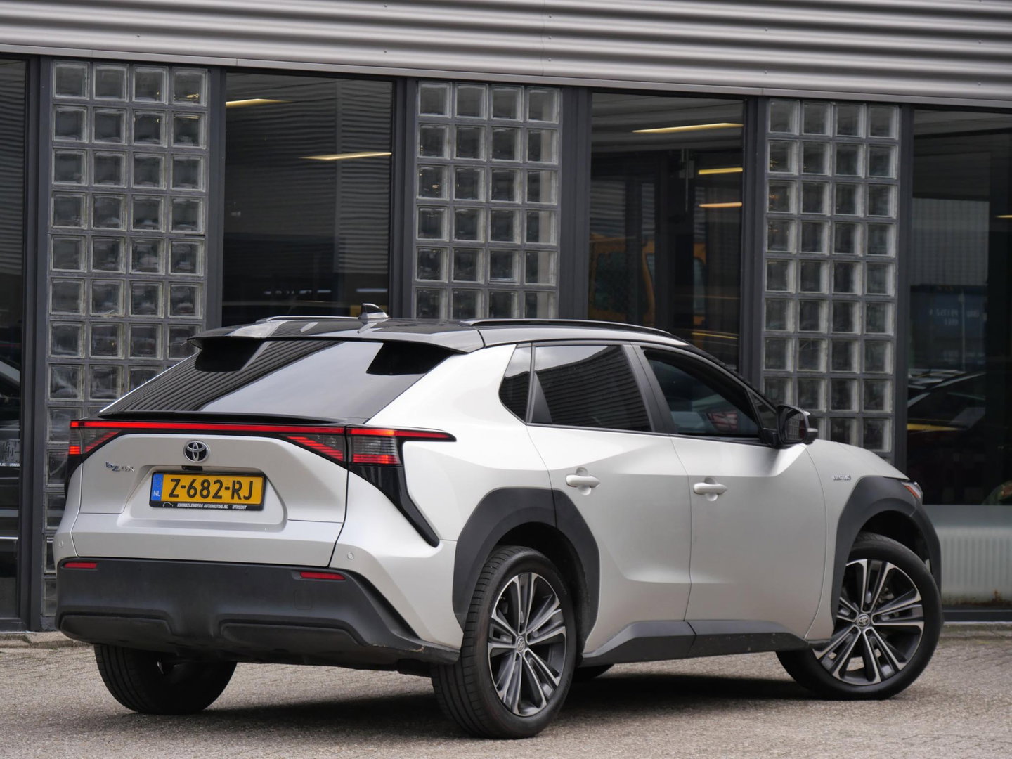 Toyota Bz4x 71kWh/ BI-TONE/ PANORAMADAK/ ELEKT. STOEL/ ELEKT. KLEP/ SOH 96%