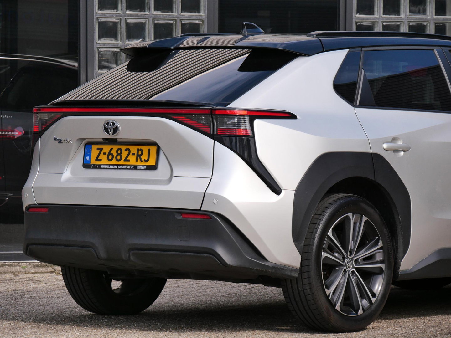 Toyota Bz4x 71kWh/ BI-TONE/ PANORAMADAK/ ELEKT. STOEL/ ELEKT. KLEP/ SOH 96%