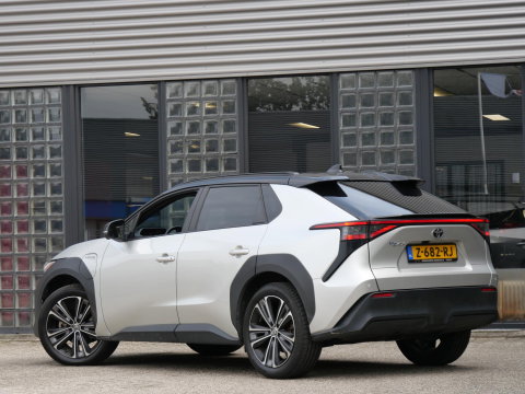 Toyota Bz4x 71kWh/ BI-TONE/ PANORAMADAK/ ELEKT. STOEL/ ELEKT. KLEP/ SOH 96%