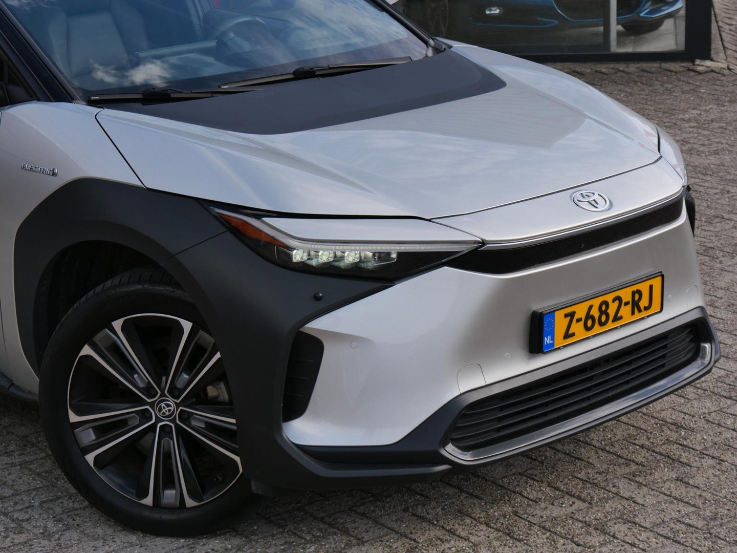 Toyota Bz4x 71kWh/ BI-TONE/ PANORAMADAK/ ELEKT. STOEL/ ELEKT. KLEP/ SOH 96%