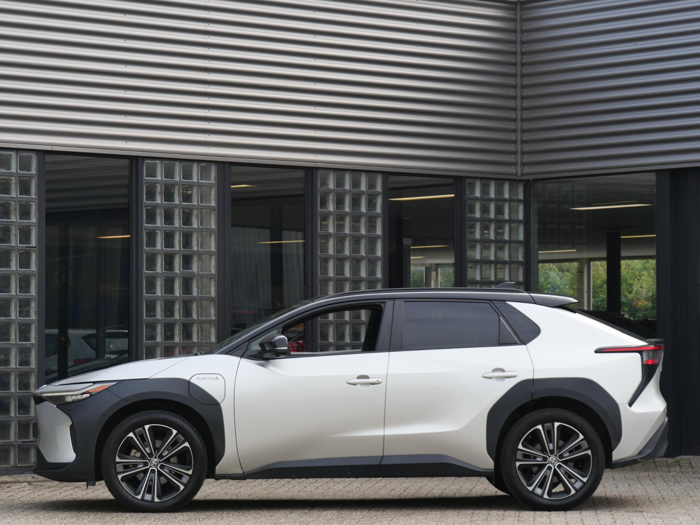 Toyota Bz4x 71kWh/ BI-TONE/ PANORAMADAK/ ELEKT. STOEL/ ELEKT. KLEP/ SOH 96%