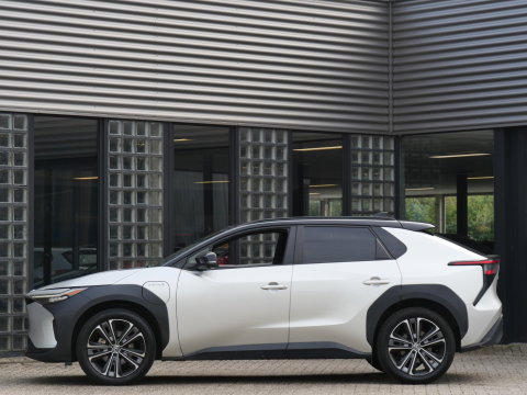 Toyota Bz4x 71kWh/ BI-TONE/ PANORAMADAK/ ELEKT. STOEL/ ELEKT. KLEP/ SOH 96%