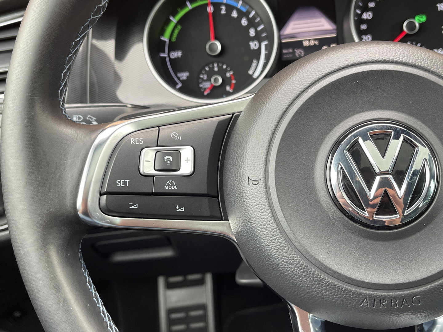 Volkswagen Golf 1.4 TSI GTE | Panoramadak | Keyless Go/Entry | Trekhaak | Dode Hoek Sensor | Bluetooth | Achteruitrijcamera |