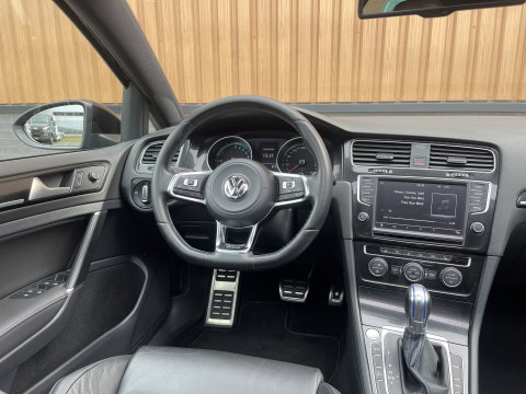 Volkswagen Golf 1.4 TSI GTE | Panoramadak | Keyless Go/Entry | Trekhaak | Dode Hoek Sensor | Bluetooth | Achteruitrijcamera |