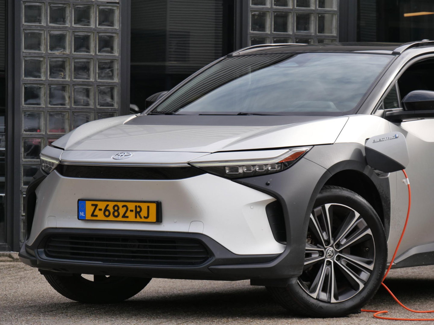 Toyota Bz4x 71kWh/ BI-TONE/ PANORAMADAK/ ELEKT. STOEL/ ELEKT. KLEP/ SOH 96%
