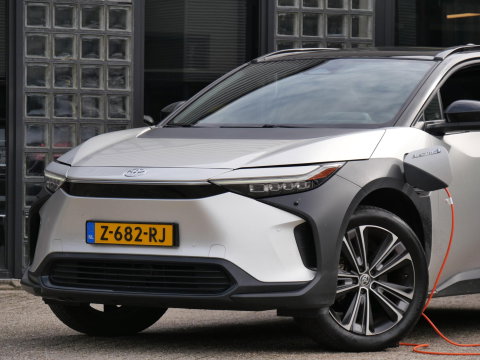 Toyota Bz4x 71kWh/ BI-TONE/ PANORAMADAK/ ELEKT. STOEL/ ELEKT. KLEP/ SOH 96%
