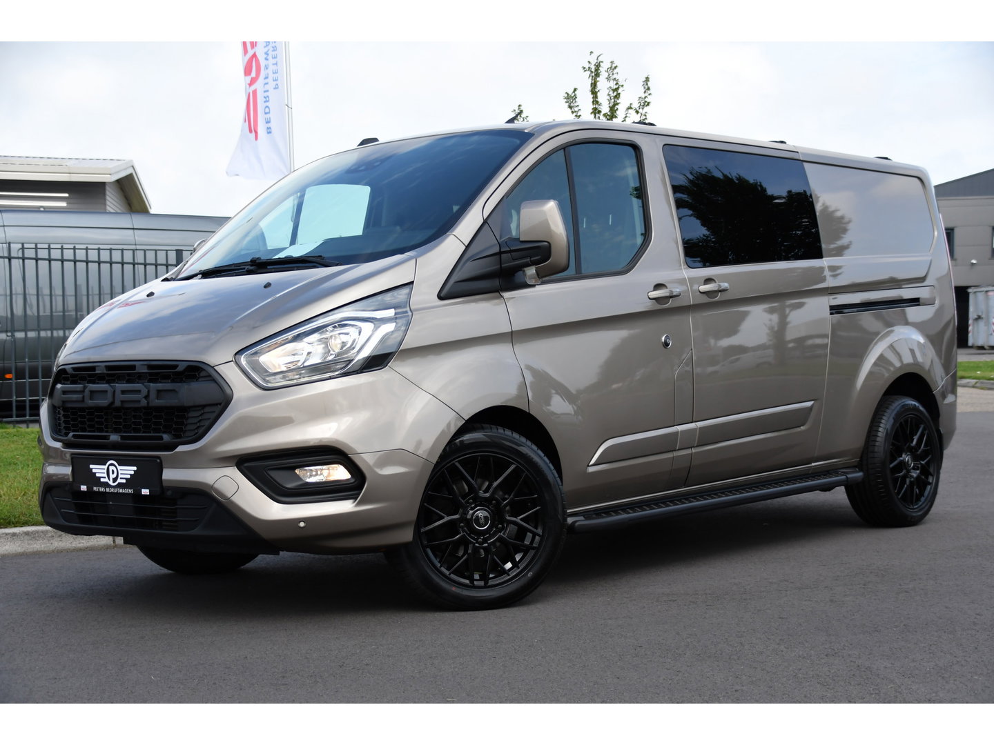 Ford Transit Custom 320 2.0 TDCI L2H1 Limited DC Raptor Edition Camera, Adaptieve Cruise, Carplay, 170PK, Automaat, PDC, 2 x Schuifdeur, Stoelverwarming, Uniek!