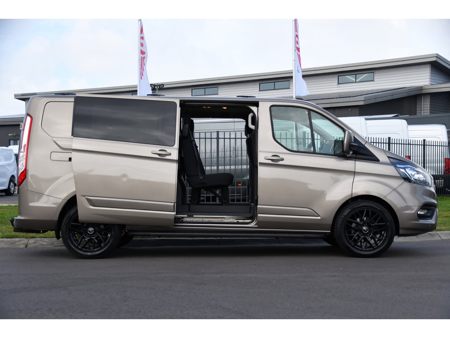 Ford Transit Custom 320 2.0 TDCI L2H1 Limited DC Raptor Edition Camera, Adaptieve Cruise, Carplay, 170PK, Automaat, PDC, 2 x Schuifdeur, Stoelverwarming, Uniek!