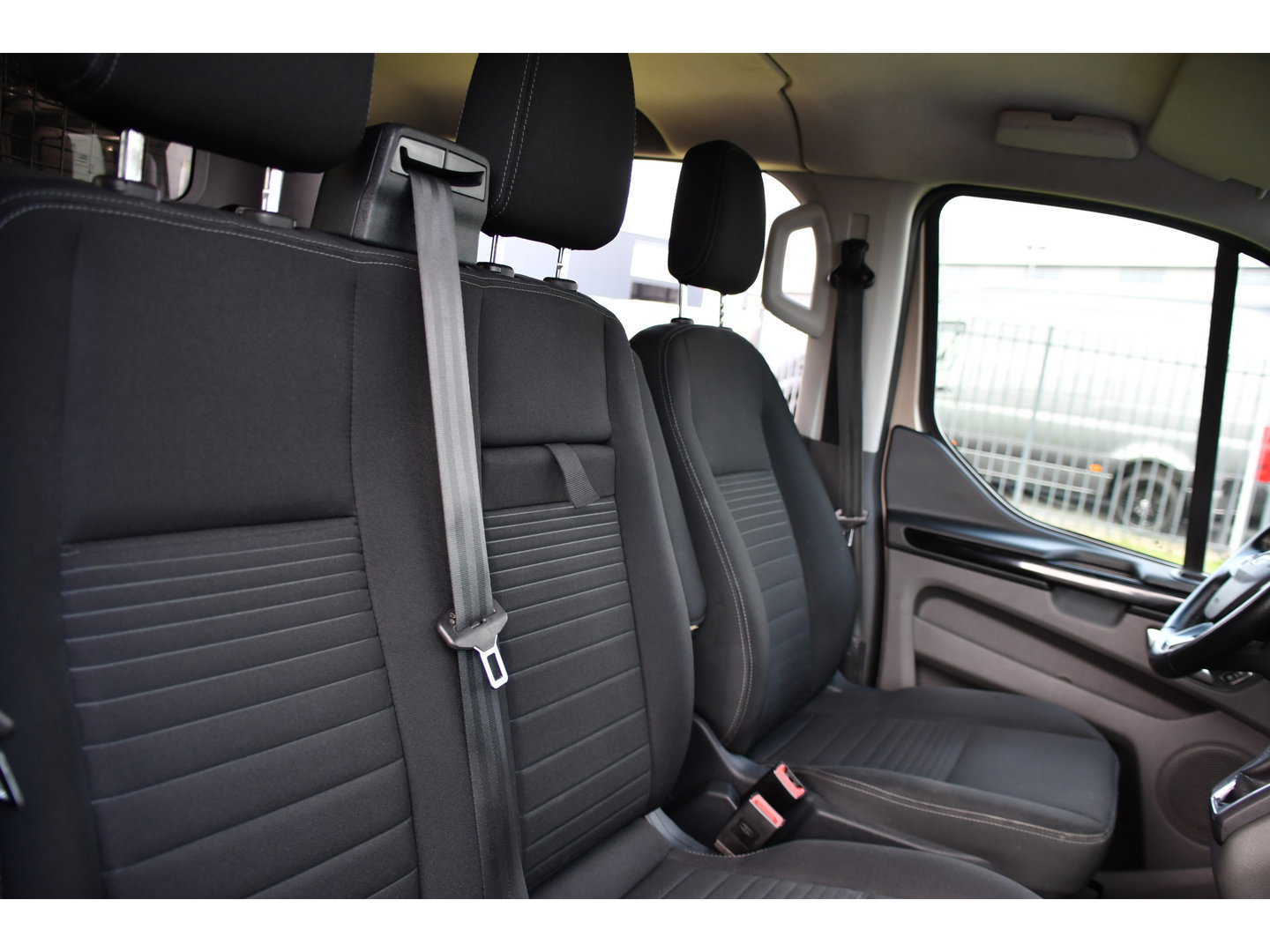 Ford Transit Custom 320 2.0 TDCI L2H1 Limited DC Raptor Edition Camera, Adaptieve Cruise, Carplay, 170PK, Automaat, PDC, 2 x Schuifdeur, Stoelverwarming, Uniek!