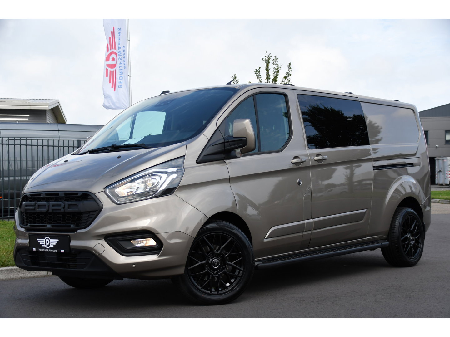 Ford Transit Custom 320 2.0 TDCI L2H1 Limited DC Raptor Edition Camera, Adaptieve Cruise, Carplay, 170PK, Automaat, PDC, 2 x Schuifdeur, Stoelverwarming, Uniek!