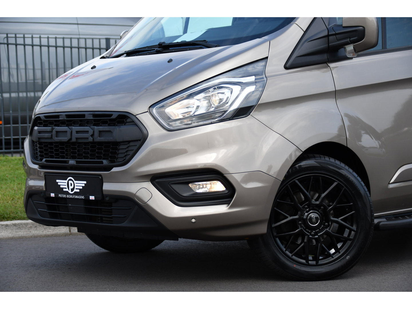 Ford Transit Custom 320 2.0 TDCI L2H1 Limited DC Raptor Edition Camera, Adaptieve Cruise, Carplay, 170PK, Automaat, PDC, 2 x Schuifdeur, Stoelverwarming, Uniek!