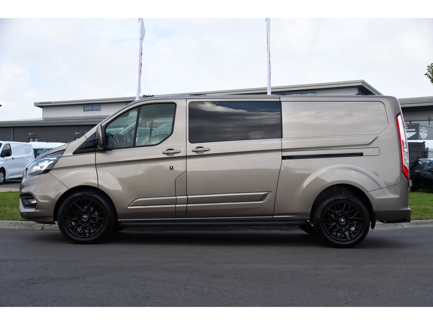 Ford Transit Custom 320 2.0 TDCI L2H1 Limited DC Raptor Edition Camera, Adaptieve Cruise, Carplay, 170PK, Automaat, PDC, 2 x Schuifdeur, Stoelverwarming, Uniek!