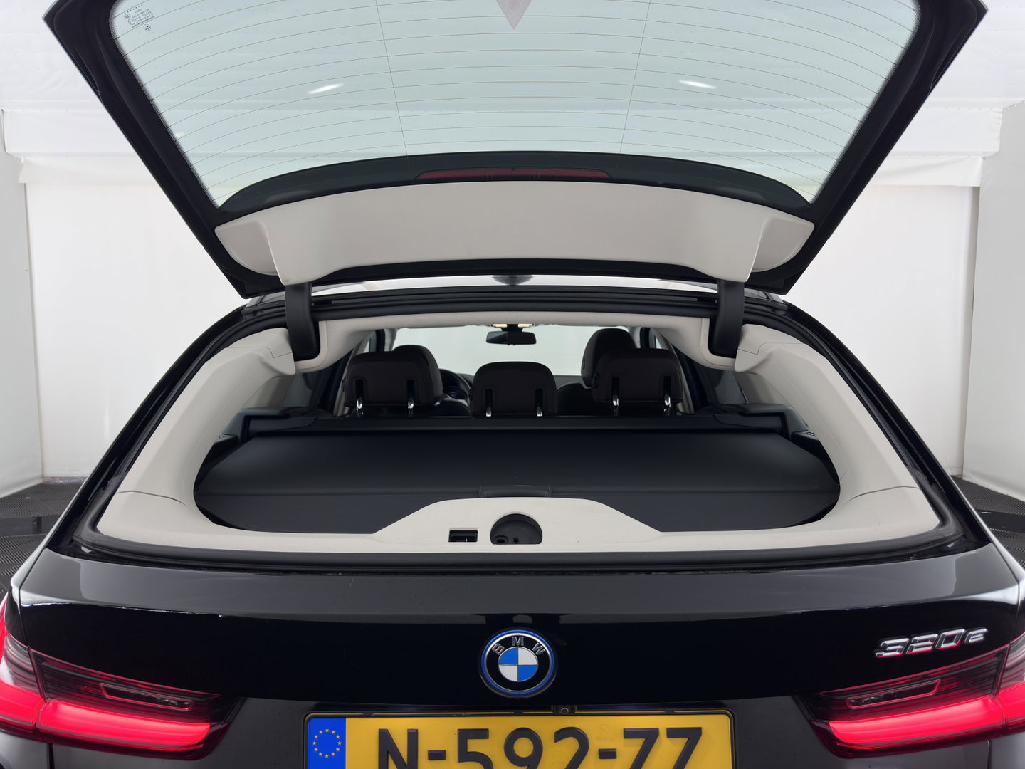 BMW 3 Serie Touring 320e Business Edition Plus (INCL-BTW) *AUT LASER-LED | LEATHER | HEATED-SPORTSEATS | HIFI-SOUND | KEYLESS | DIGI-COCKPIT | NAVI-FULLMAP | DAB | AMBIENTLIGHT | PRIVACY-GLASS | ECC | PDC | CRUISE | TOWBAR | 17iINCH*