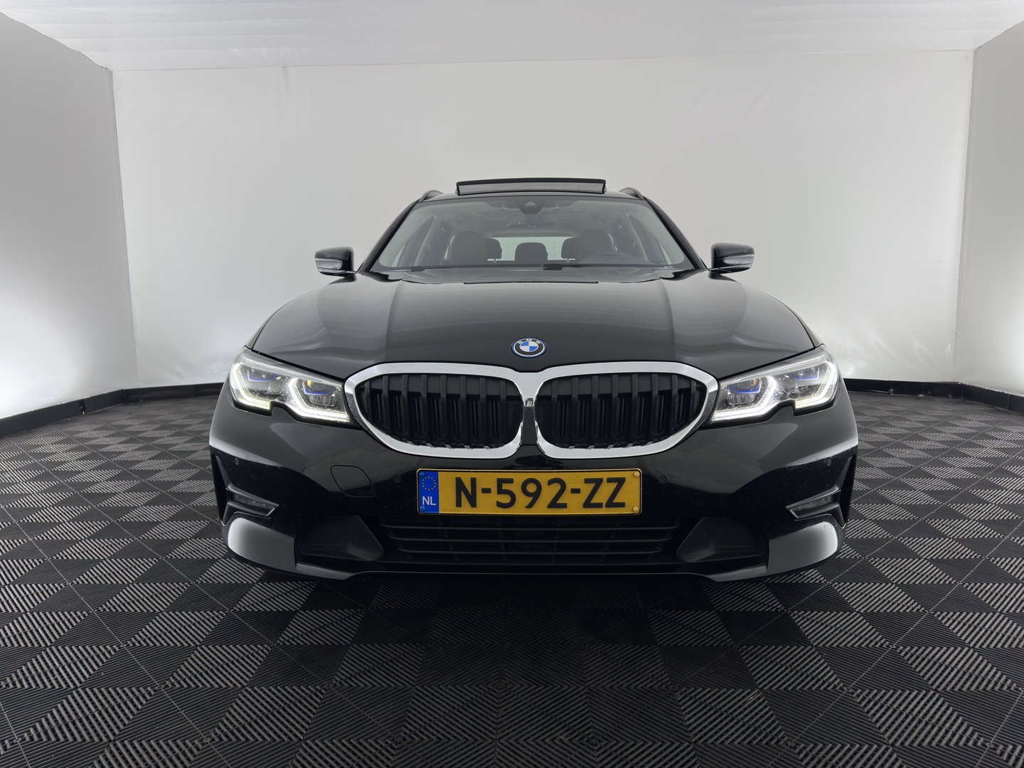 BMW 3 Serie Touring 320e Business Edition Plus (INCL-BTW) *AUT LASER-LED | LEATHER | HEATED-SPORTSEATS | HIFI-SOUND | KEYLESS | DIGI-COCKPIT | NAVI-FULLMAP | DAB | AMBIENTLIGHT | PRIVACY-GLASS | ECC | PDC | CRUISE | TOWBAR | 17iINCH*