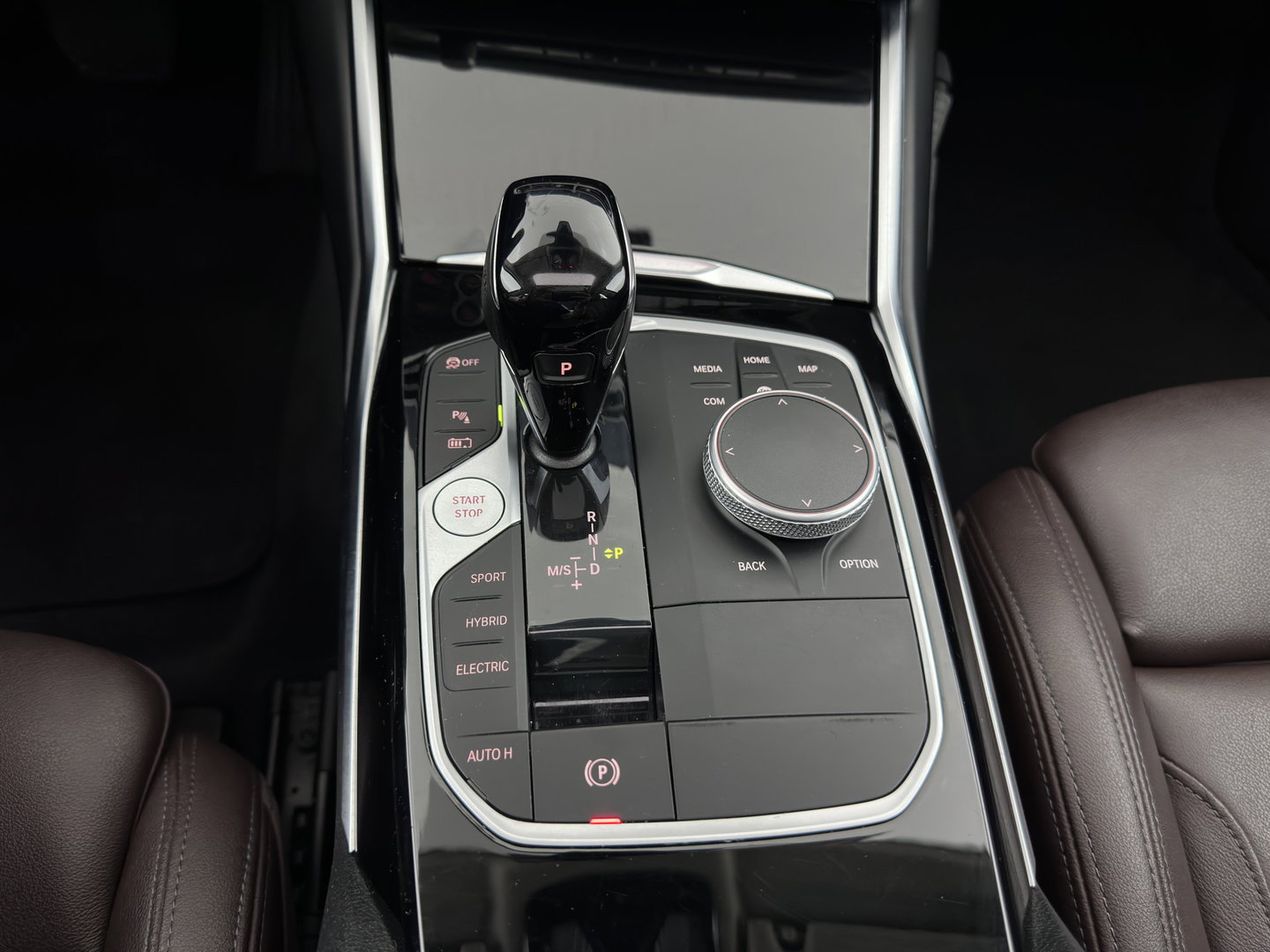 BMW 3 Serie Touring 320e Business Edition Plus (INCL-BTW) *AUT LASER-LED | LEATHER | HEATED-SPORTSEATS | HIFI-SOUND | KEYLESS | DIGI-COCKPIT | NAVI-FULLMAP | DAB | AMBIENTLIGHT | PRIVACY-GLASS | ECC | PDC | CRUISE | TOWBAR | 17iINCH*