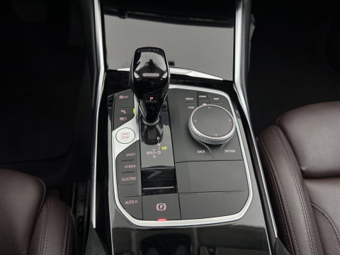 BMW 3 Serie Touring 320e Business Edition Plus (INCL-BTW) *AUT LASER-LED | LEATHER | HEATED-SPORTSEATS | HIFI-SOUND | KEYLESS | DIGI-COCKPIT | NAVI-FULLMAP | DAB | AMBIENTLIGHT | PRIVACY-GLASS | ECC | PDC | CRUISE | TOWBAR | 17iINCH*
