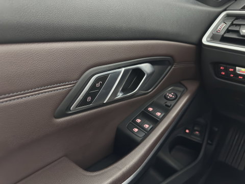 BMW 3 Serie Touring 320e Business Edition Plus (INCL-BTW) *AUT LASER-LED | LEATHER | HEATED-SPORTSEATS | HIFI-SOUND | KEYLESS | DIGI-COCKPIT | NAVI-FULLMAP | DAB | AMBIENTLIGHT | PRIVACY-GLASS | ECC | PDC | CRUISE | TOWBAR | 17iINCH*
