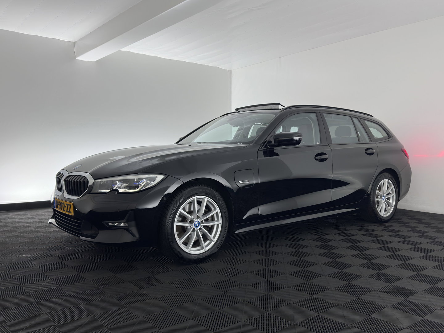 BMW 3 Serie Touring 320e Business Edition Plus (INCL-BTW) *AUT LASER-LED | LEATHER | HEATED-SPORTSEATS | HIFI-SOUND | KEYLESS | DIGI-COCKPIT | NAVI-FULLMAP | DAB | AMBIENTLIGHT | PRIVACY-GLASS | ECC | PDC | CRUISE | TOWBAR | 17iINCH*