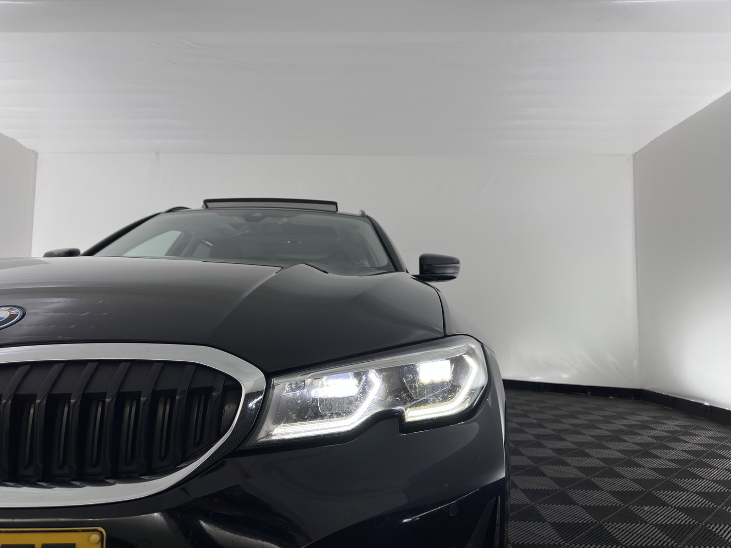 BMW 3 Serie Touring 320e Business Edition Plus (INCL-BTW) *AUT LASER-LED | LEATHER | HEATED-SPORTSEATS | HIFI-SOUND | KEYLESS | DIGI-COCKPIT | NAVI-FULLMAP | DAB | AMBIENTLIGHT | PRIVACY-GLASS | ECC | PDC | CRUISE | TOWBAR | 17iINCH*