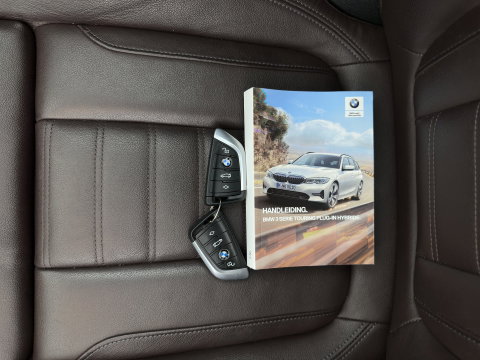 BMW 3 Serie Touring 320e Business Edition Plus (INCL-BTW) *AUT LASER-LED | LEATHER | HEATED-SPORTSEATS | HIFI-SOUND | KEYLESS | DIGI-COCKPIT | NAVI-FULLMAP | DAB | AMBIENTLIGHT | PRIVACY-GLASS | ECC | PDC | CRUISE | TOWBAR | 17iINCH*