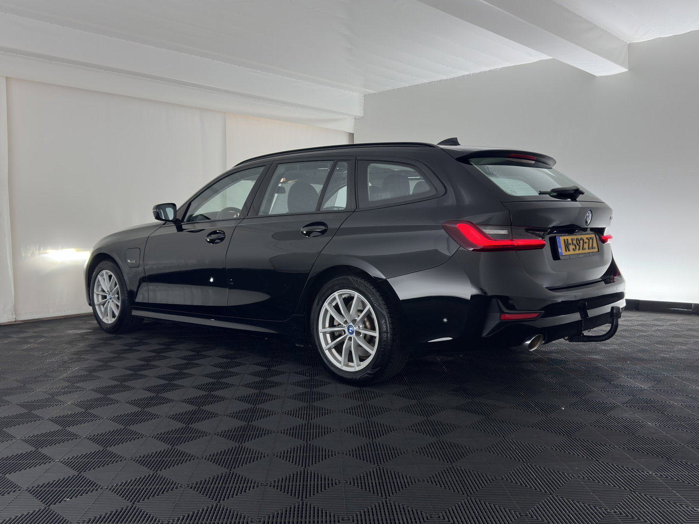 BMW 3 Serie Touring 320e Business Edition Plus (INCL-BTW) *AUT LASER-LED | LEATHER | HEATED-SPORTSEATS | HIFI-SOUND | KEYLESS | DIGI-COCKPIT | NAVI-FULLMAP | DAB | AMBIENTLIGHT | PRIVACY-GLASS | ECC | PDC | CRUISE | TOWBAR | 17iINCH*
