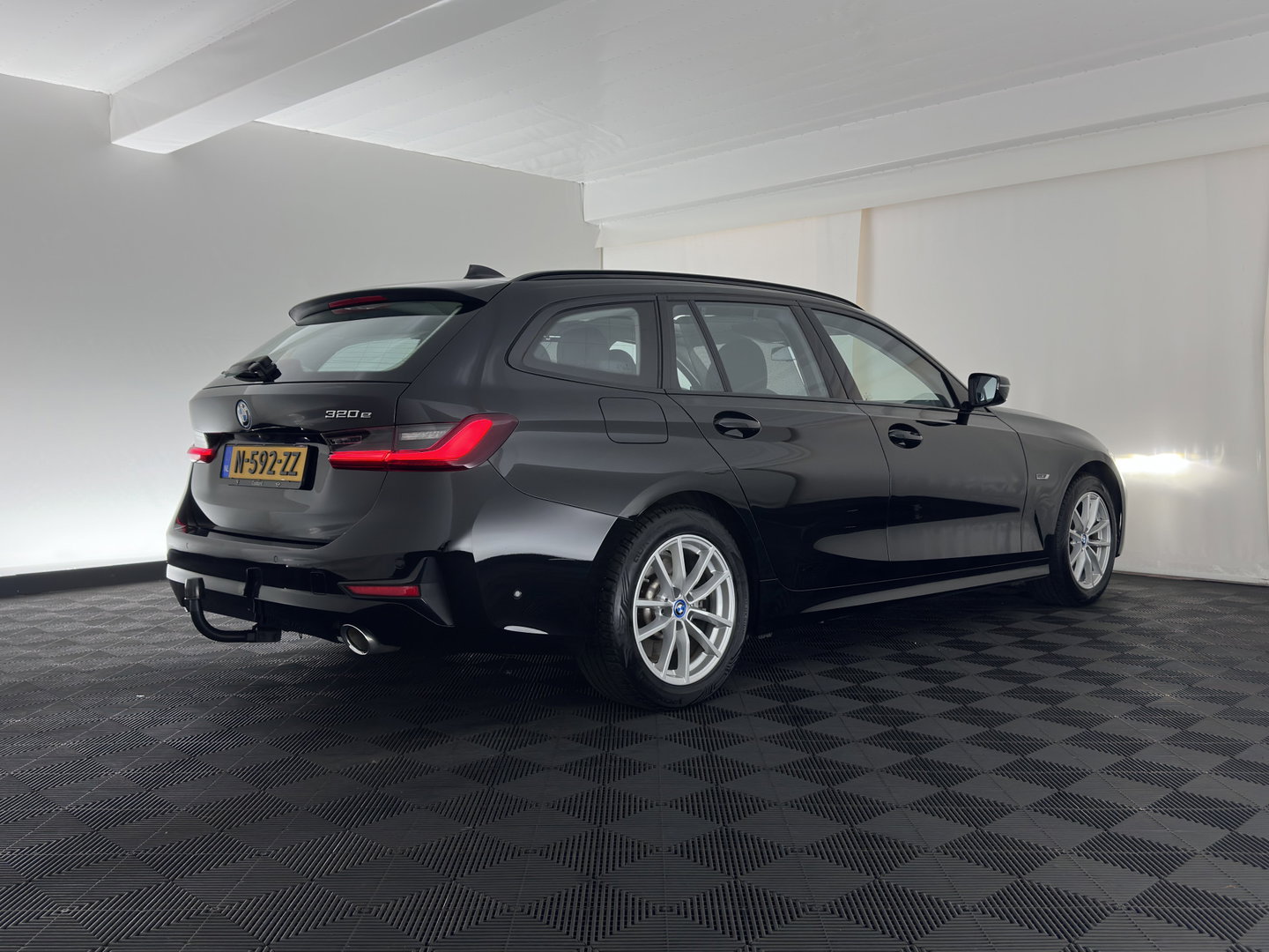BMW 3 Serie Touring 320e Business Edition Plus (INCL-BTW) *AUT LASER-LED | LEATHER | HEATED-SPORTSEATS | HIFI-SOUND | KEYLESS | DIGI-COCKPIT | NAVI-FULLMAP | DAB | AMBIENTLIGHT | PRIVACY-GLASS | ECC | PDC | CRUISE | TOWBAR | 17iINCH*
