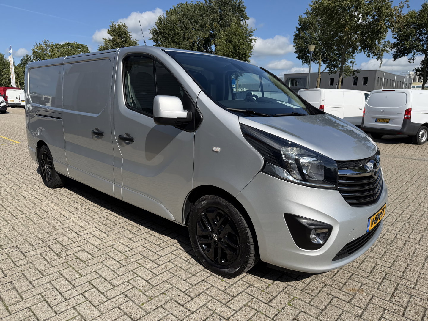 Opel Vivaro 1.6 CDTI 125pk L2H1 Sport EcoFlex / vaste prijs rijklaar € 14.950 marge / euro 6 / lease vanaf € 252 / dubbele schuifdeur / airco / cruise / navi / camera / trekhaak !