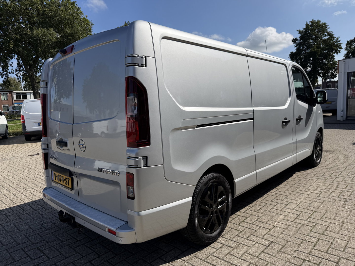 Opel Vivaro 1.6 CDTI 125pk L2H1 Sport EcoFlex / vaste prijs rijklaar € 14.950 marge / euro 6 / lease vanaf € 252 / dubbele schuifdeur / airco / cruise / navi / camera / trekhaak !
