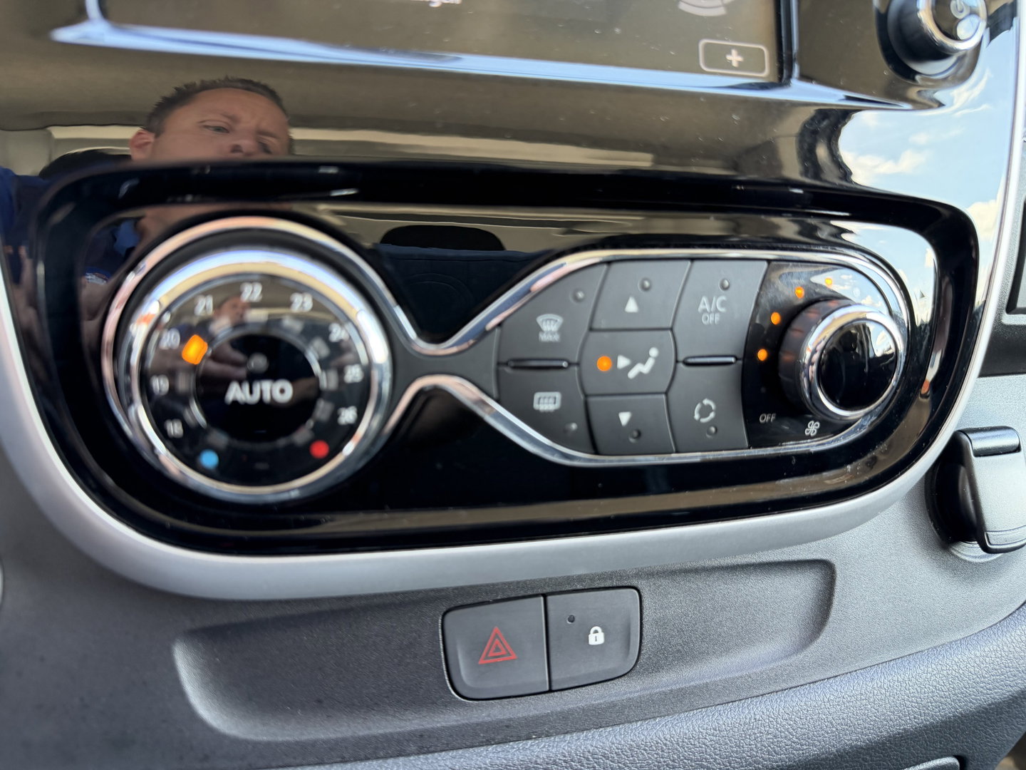 Opel Vivaro 1.6 CDTI 125pk L2H1 Sport EcoFlex / vaste prijs rijklaar € 14.950 marge / euro 6 / lease vanaf € 252 / dubbele schuifdeur / airco / cruise / navi / camera / trekhaak !