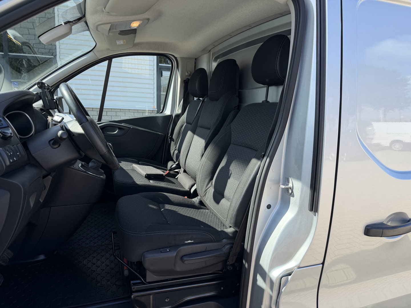 Opel Vivaro 1.6 CDTI 125pk L2H1 Sport EcoFlex / vaste prijs rijklaar € 14.950 marge / euro 6 / lease vanaf € 252 / dubbele schuifdeur / airco / cruise / navi / camera / trekhaak !
