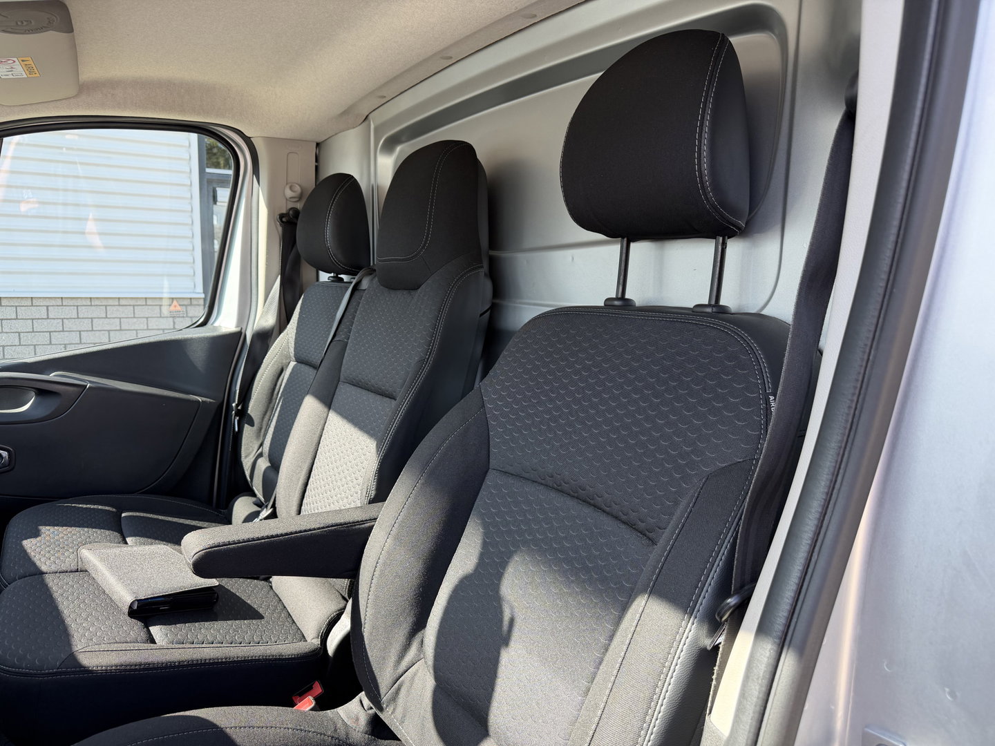 Opel Vivaro 1.6 CDTI 125pk L2H1 Sport EcoFlex / vaste prijs rijklaar € 14.950 marge / euro 6 / lease vanaf € 252 / dubbele schuifdeur / airco / cruise / navi / camera / trekhaak !