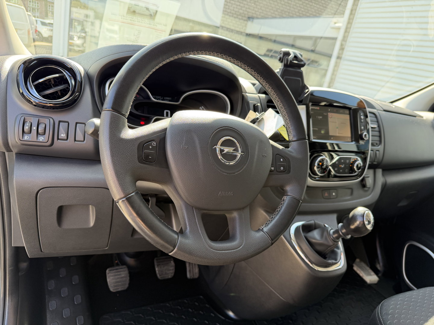 Opel Vivaro 1.6 CDTI 125pk L2H1 Sport EcoFlex / vaste prijs rijklaar € 14.950 marge / euro 6 / lease vanaf € 252 / dubbele schuifdeur / airco / cruise / navi / camera / trekhaak !