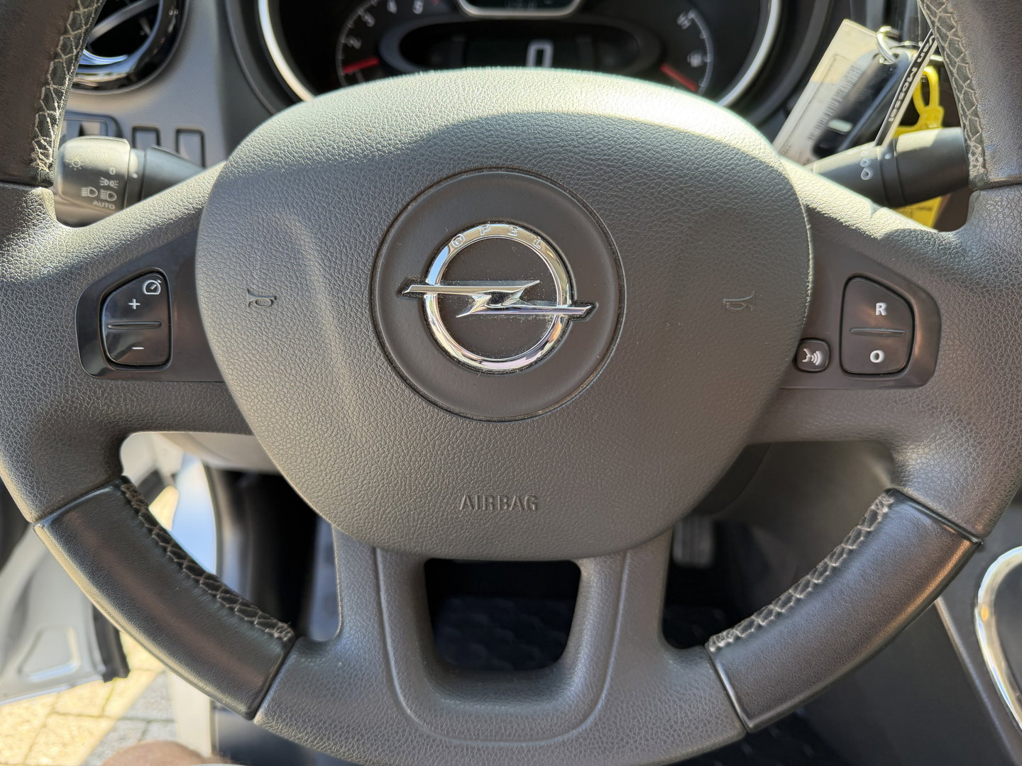 Opel Vivaro 1.6 CDTI 125pk L2H1 Sport EcoFlex / vaste prijs rijklaar € 14.950 marge / euro 6 / lease vanaf € 252 / dubbele schuifdeur / airco / cruise / navi / camera / trekhaak !