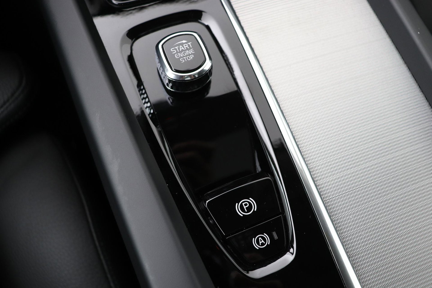 Volvo XC60 T8 Plus Dark | Harman/Kardon | Panoramadak | 360° Camera | BLIS | Stoel+Stuurverwarming | 20 Inch | ACC