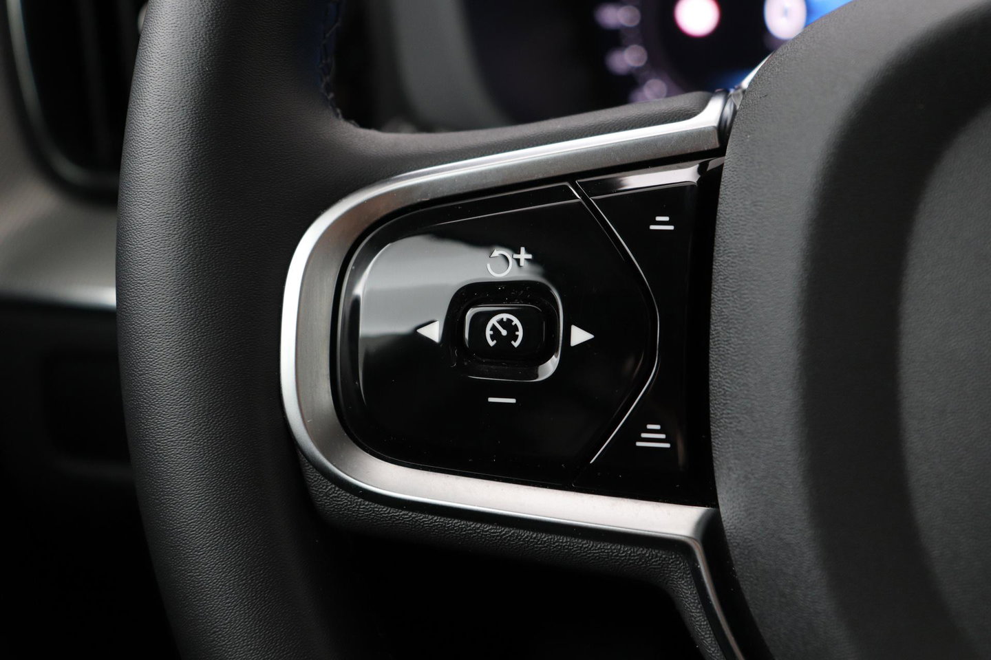 Volvo XC60 T8 Plus Dark | Harman/Kardon | Panoramadak | 360° Camera | BLIS | Stoel+Stuurverwarming | 20 Inch | ACC