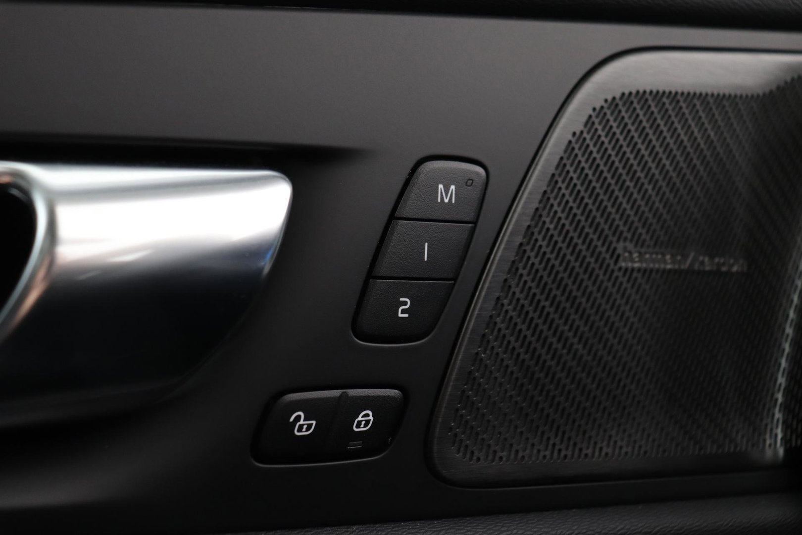 Volvo XC60 T8 Plus Dark | Harman/Kardon | Panoramadak | 360° Camera | BLIS | Stoel+Stuurverwarming | 20 Inch | ACC