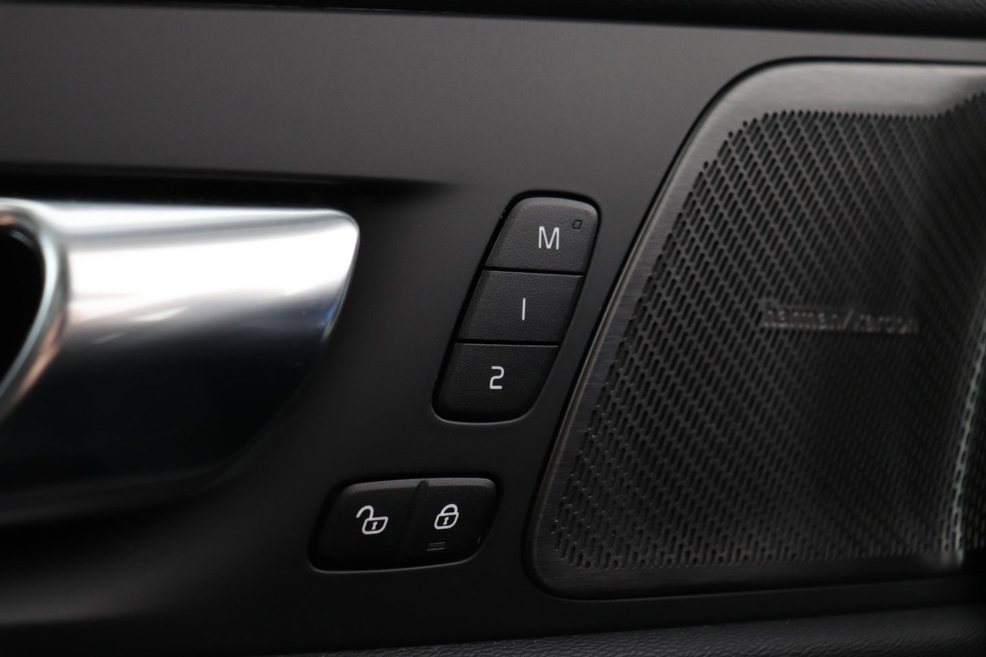 Volvo XC60 T8 Plus Dark | Harman/Kardon | Panoramadak | 360° Camera | BLIS | Stoel+Stuurverwarming | 20 Inch | ACC